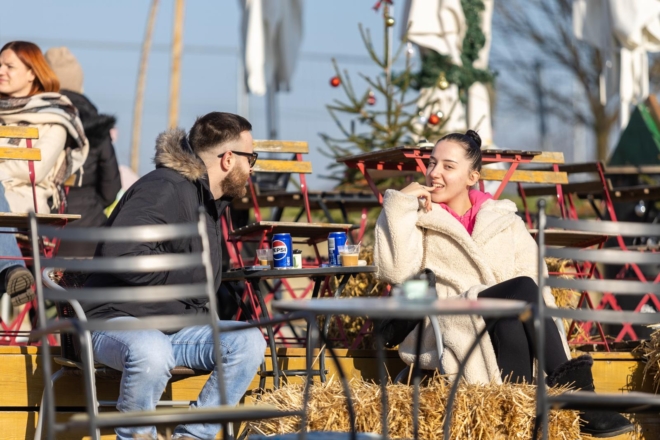Osijek: Osječani iskoristili sunčan dan za šetnju ili druženje uz kavu