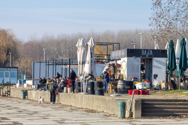 Osijek: Osječani iskoristili sunčan dan za šetnju ili druženje uz kavu