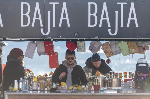 Osijek: Osječani iskoristili sunčan dan za šetnju ili druženje uz kavu