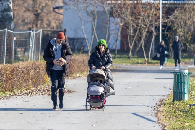 Osijek: Osječani iskoristili sunčan dan za šetnju ili druženje uz kavu
