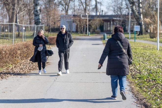 Osijek: Osječani iskoristili sunčan dan za šetnju ili druženje uz kavu