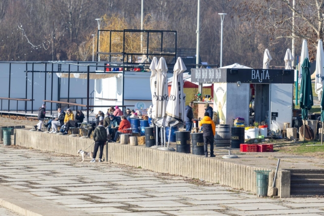 Osijek: Osječani iskoristili sunčan dan za šetnju ili druženje uz kavu