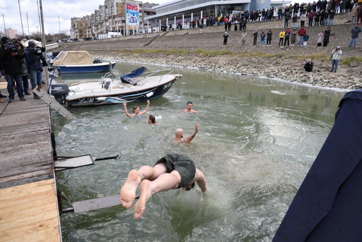 PXL_311225_144098451