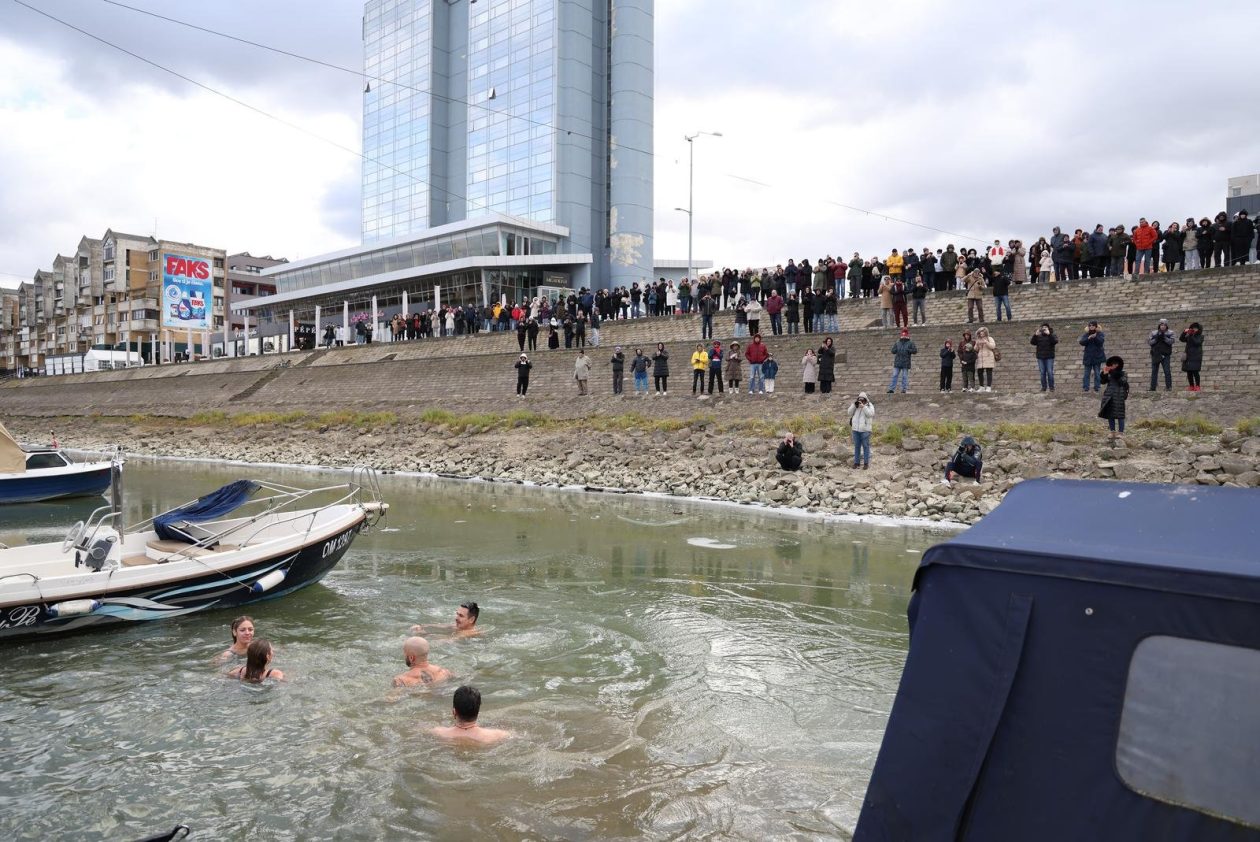 PXL_311225_144098453