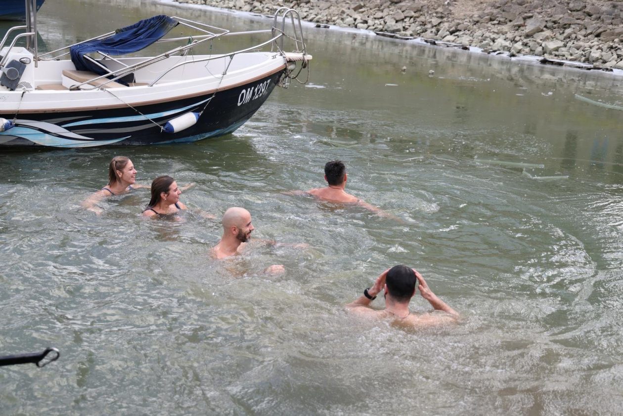 PXL_311225_144098456