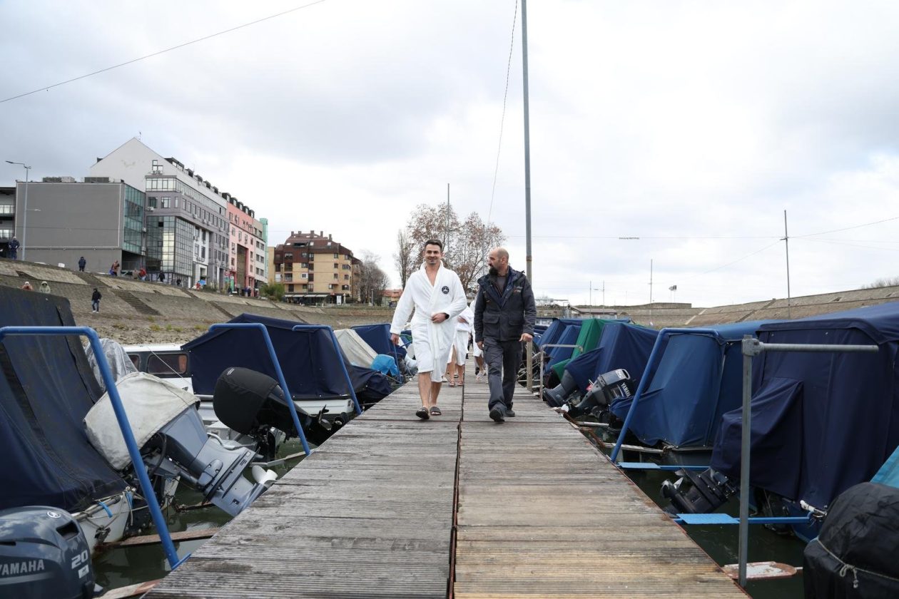 PXL_311225_144098475