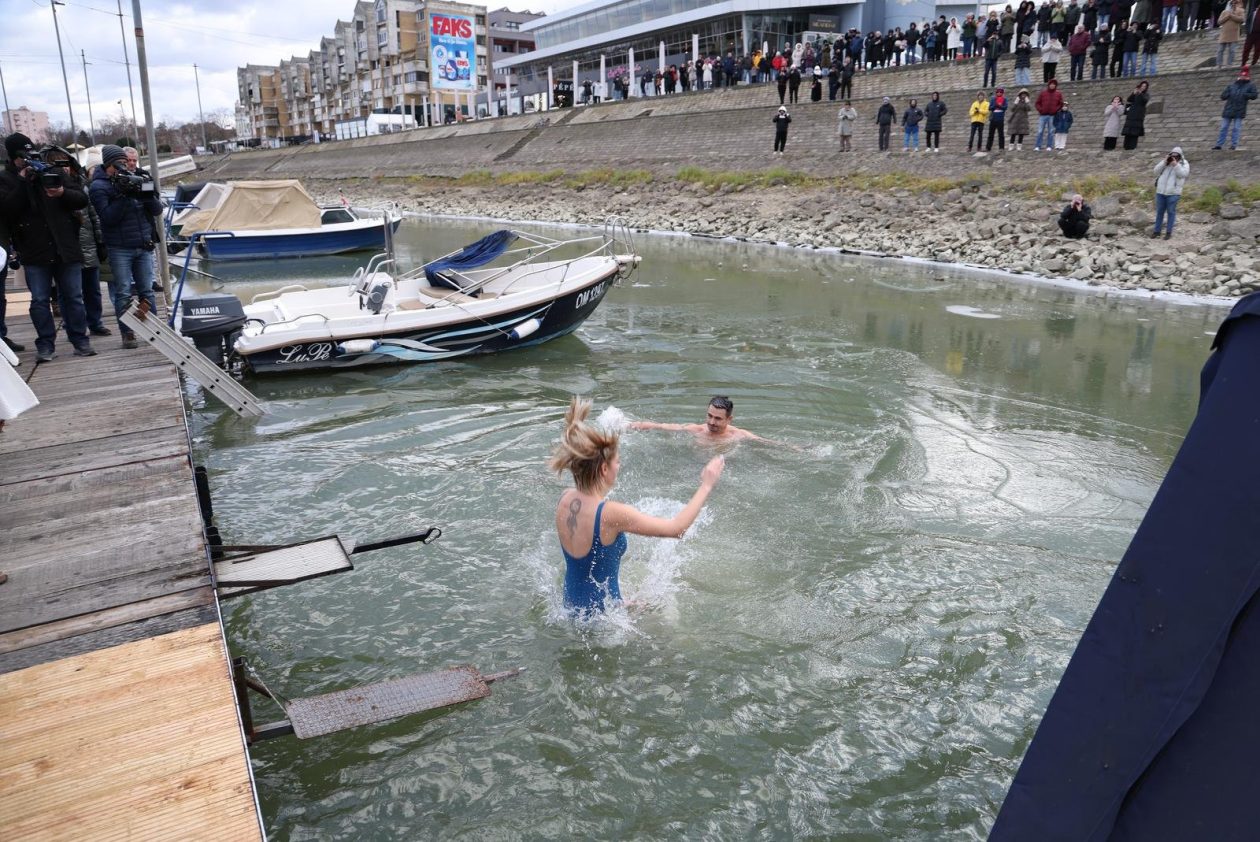 PXL_311225_144098480