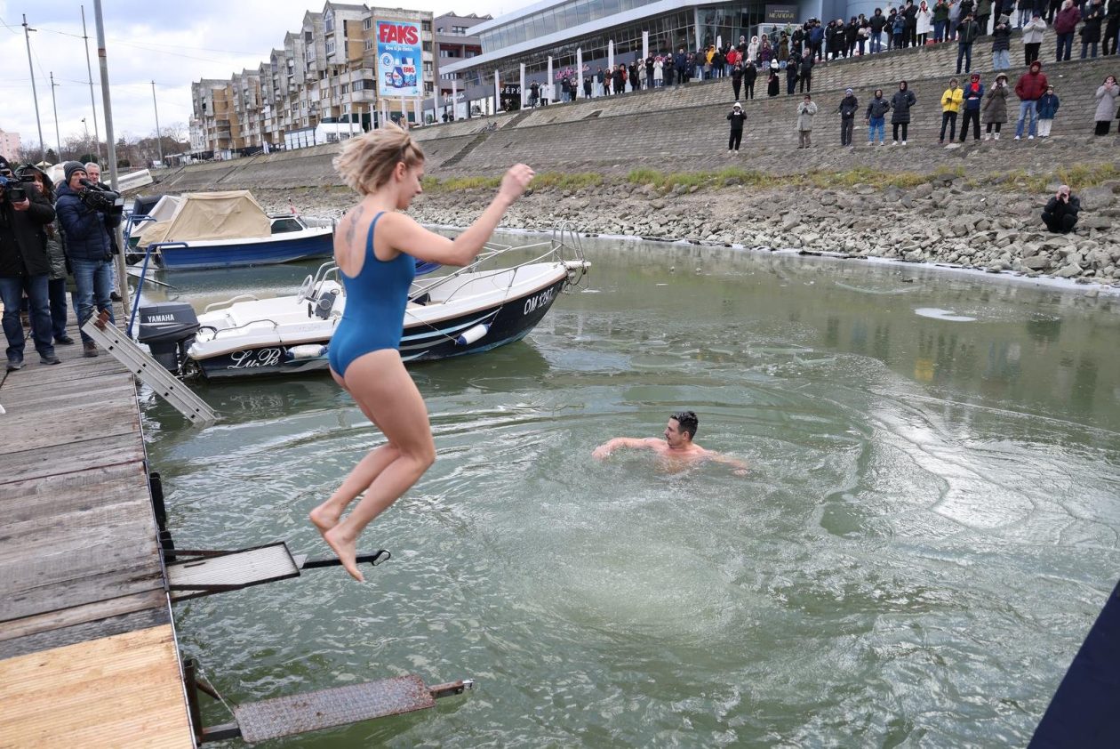 PXL_311225_144098481