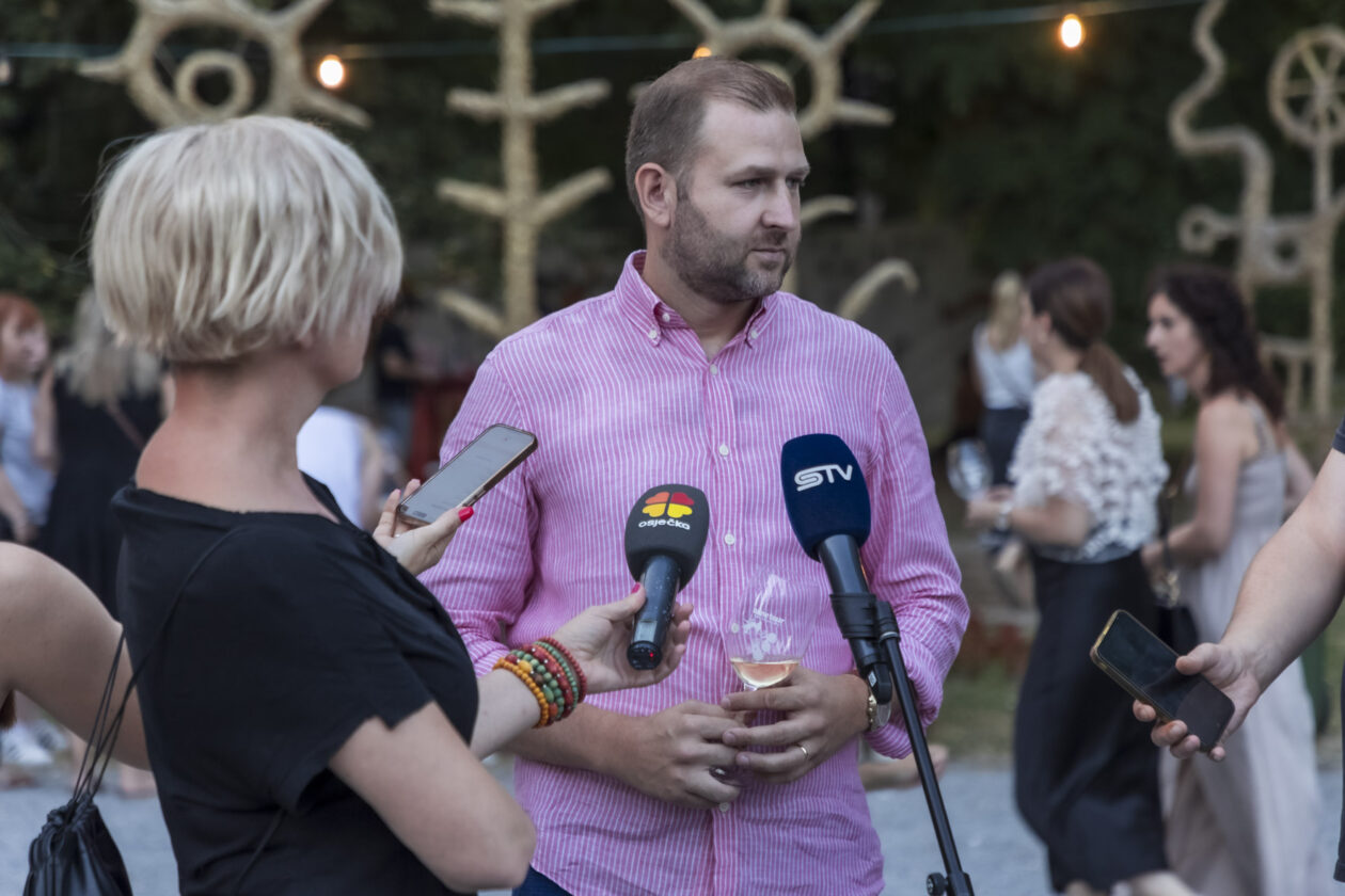 Večer vina i umjetnosti – srpanj 2025.