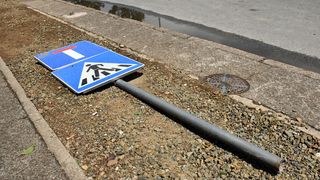 srušeni prometni znak srušeni prometni znak