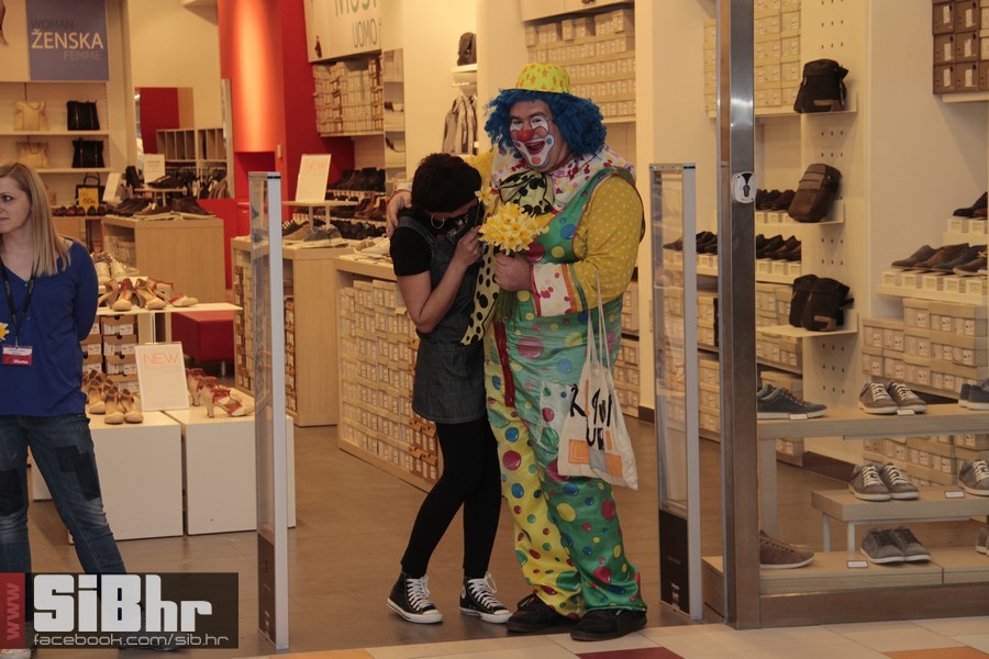 down_avenue_mall__2014_09