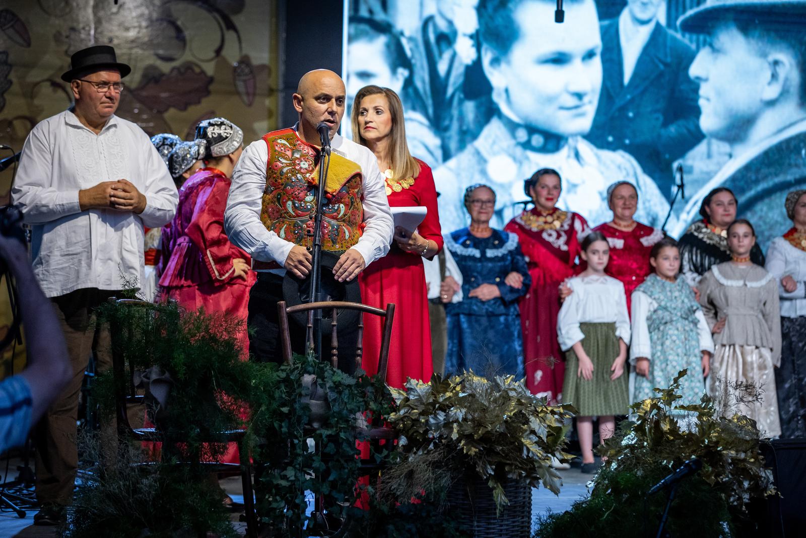 Folklornim večerima započele 58. Vinkovačke jeseni Folklornim večerima započele 58. Vinkovačke jeseni