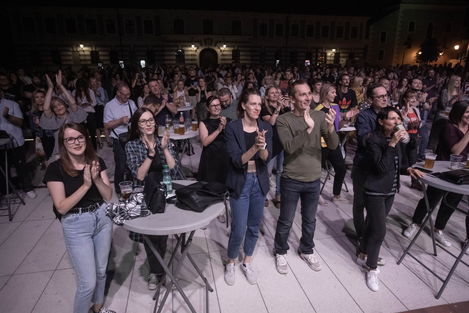 Urban raspjevao legice i lege