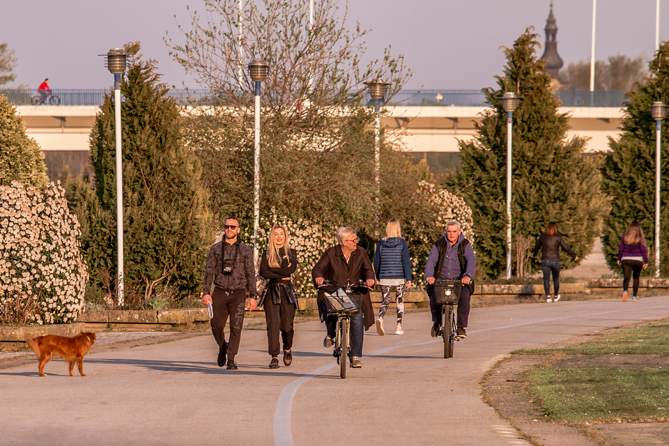 Promenada puna šetača: Zbog lijepog vremena Osječani zaboravili na koronavirus?