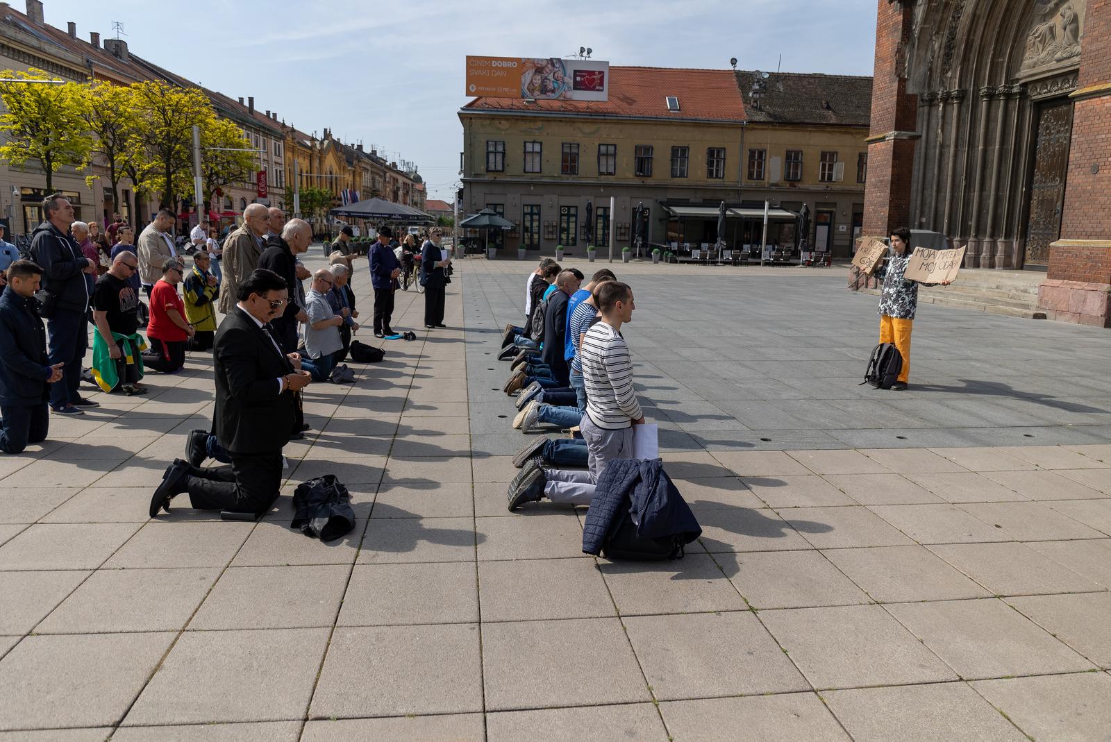Molitelji ispred katedrale, svibanj 2023.