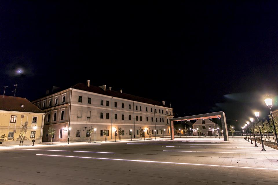 Pogledajte kako izgleda Trg Vatroslava Lisinskog po noći