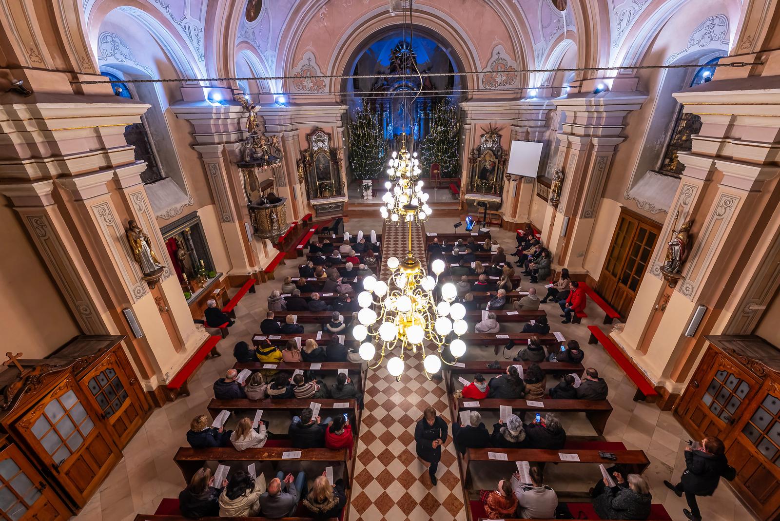 Božićni koncert zbora mladih Preslavnoga Imena Marijina 2024. Božićni koncert zbora mladih Preslavnoga Imena Marijina 2024.