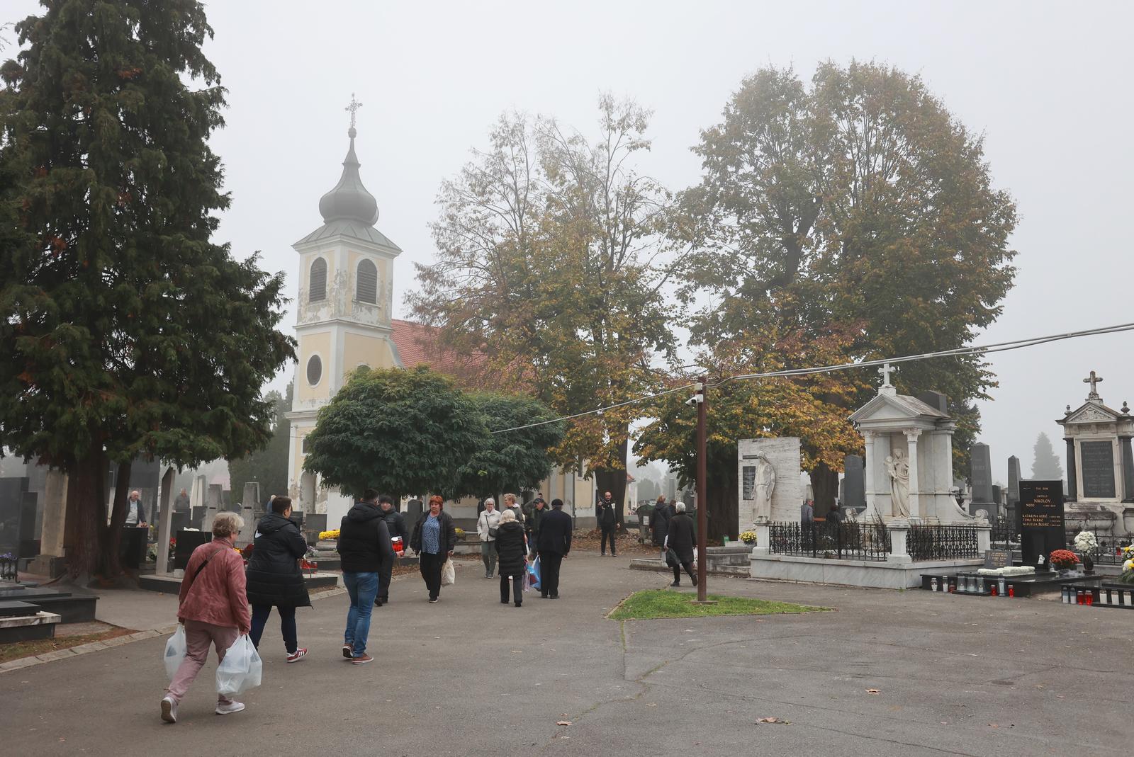 Osječani obilaze groblja