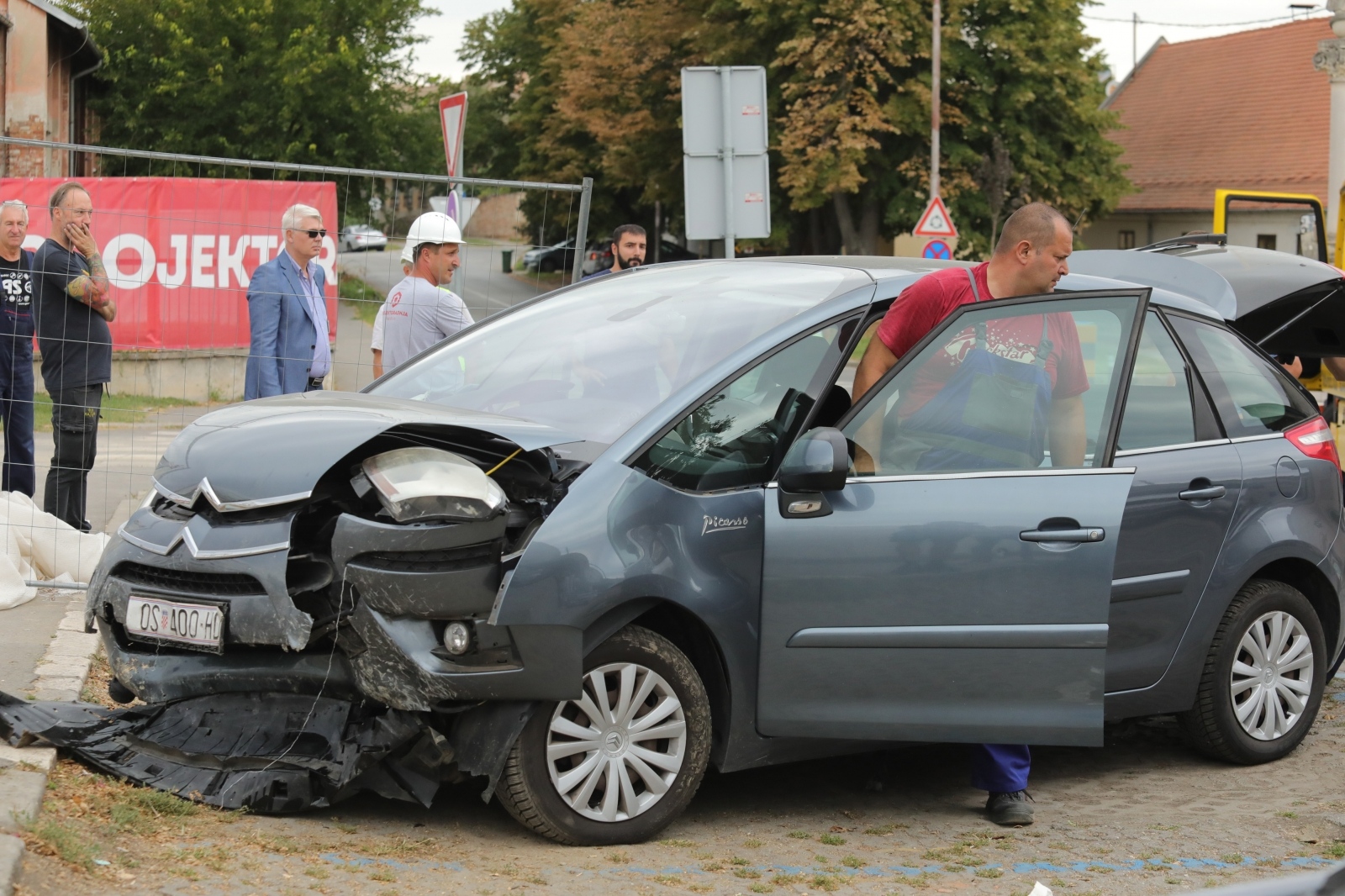 S automobilom probila zaštitnu ogradu i upala u rupu na gradilištu