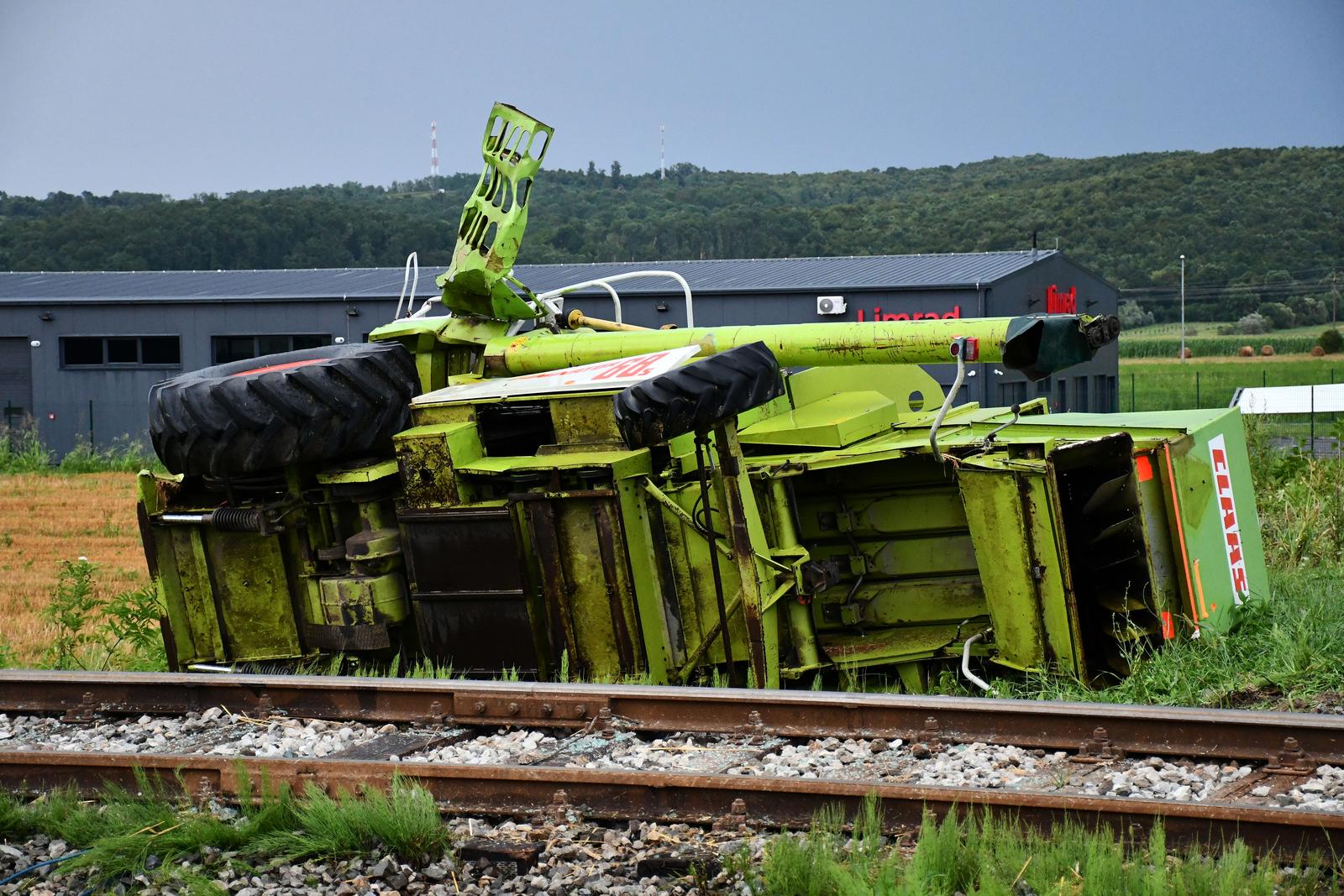 Udar vlak na kombajn u Pleternici