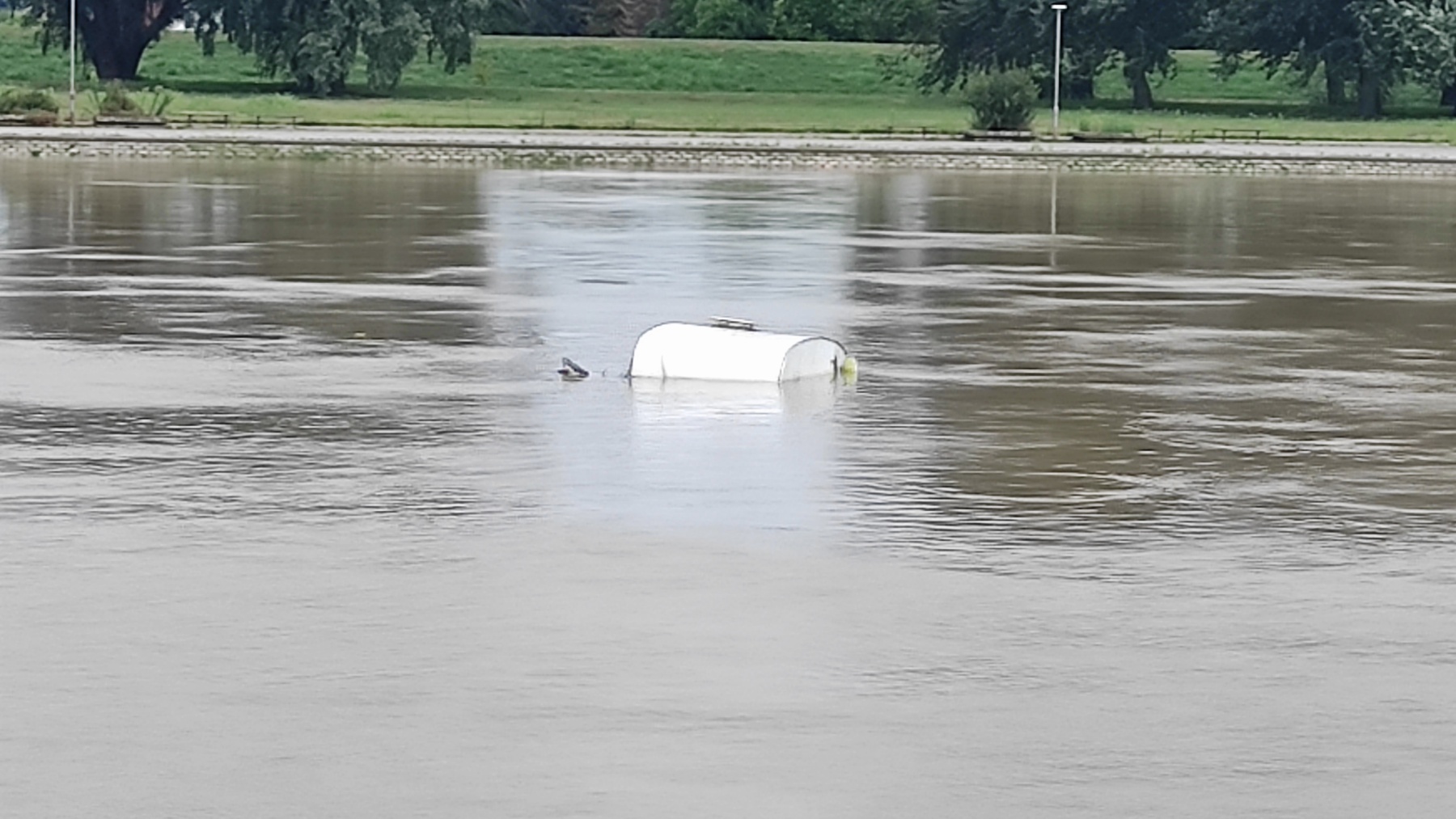 Kamp kućica pluta Dravom