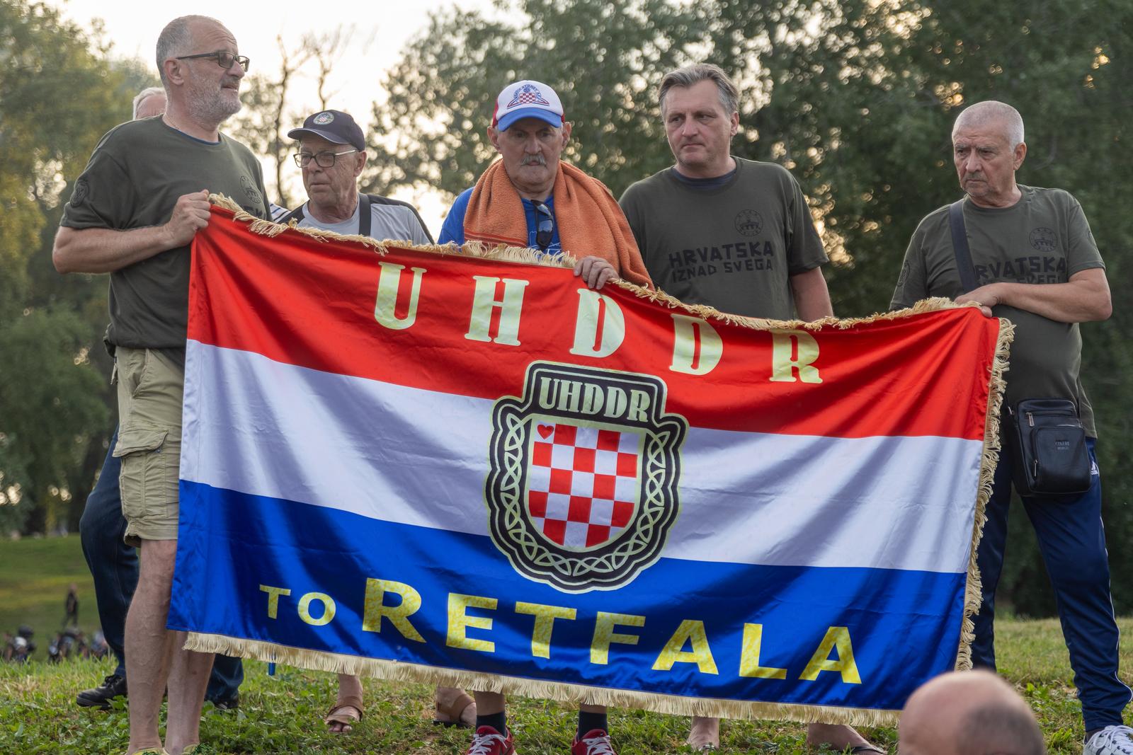 Svečanim mimohodom i bakljadom obilježen Dan osječkih banitelja Svečanim mimohodom i bakljadom obilježen Dan osječkih banitelja