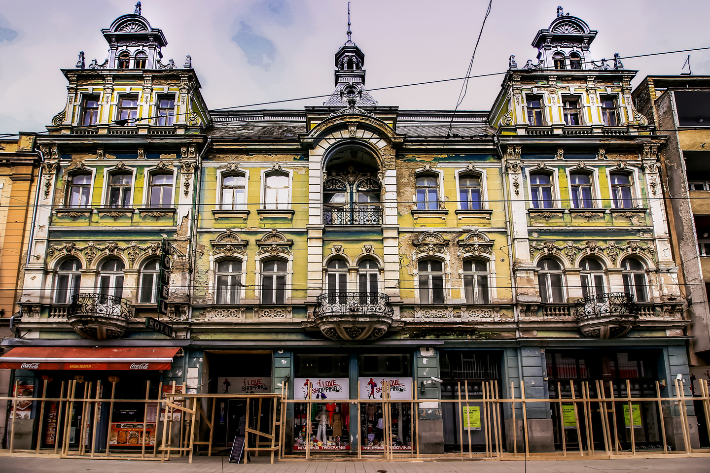 Hotel Royal i Pošta: Oronule fasade prijete prolaznicima Hotel Royal i Pošta: Oronule fasade prijete prolaznicima
