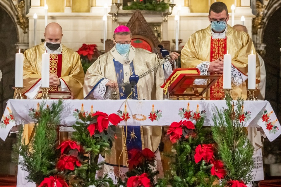 Polnoćka u osječkoj konkatedrali održana u 20 sati i uz ograničen broj vjernika