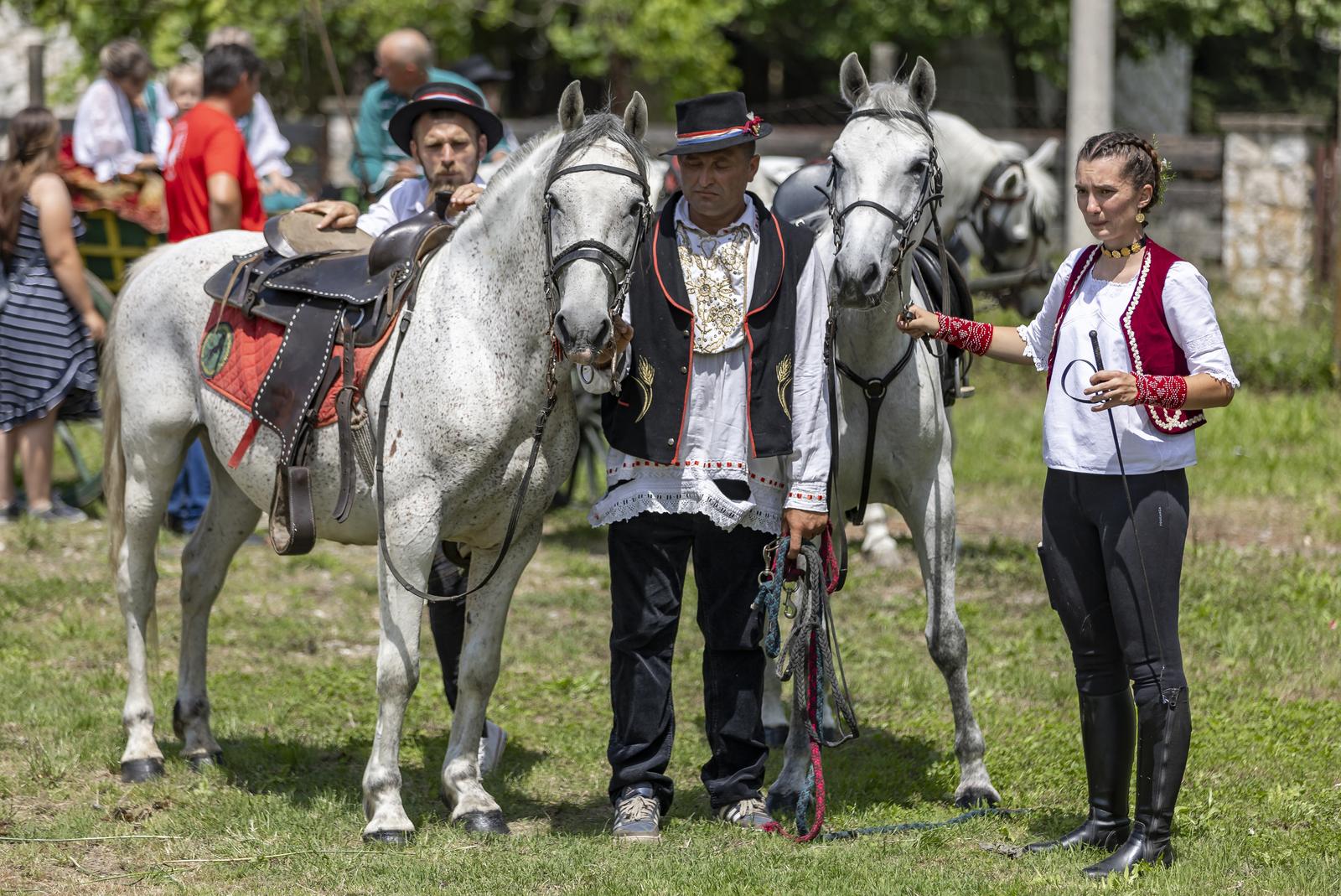 “Ulicama našeg sela” – svečana povorka zaprega i jahača u Jagodnjaku