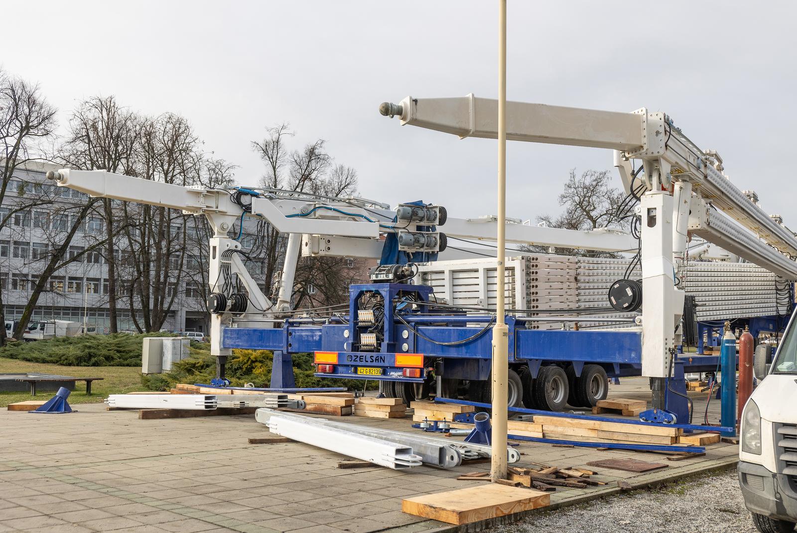 Postavljanje 35-metarskog kotača kod Školjke