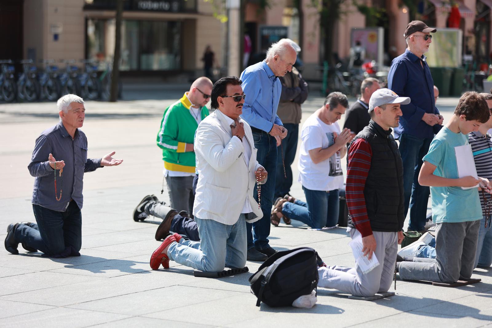 Molitelji ispred konkatedrale, 3.6.2023.