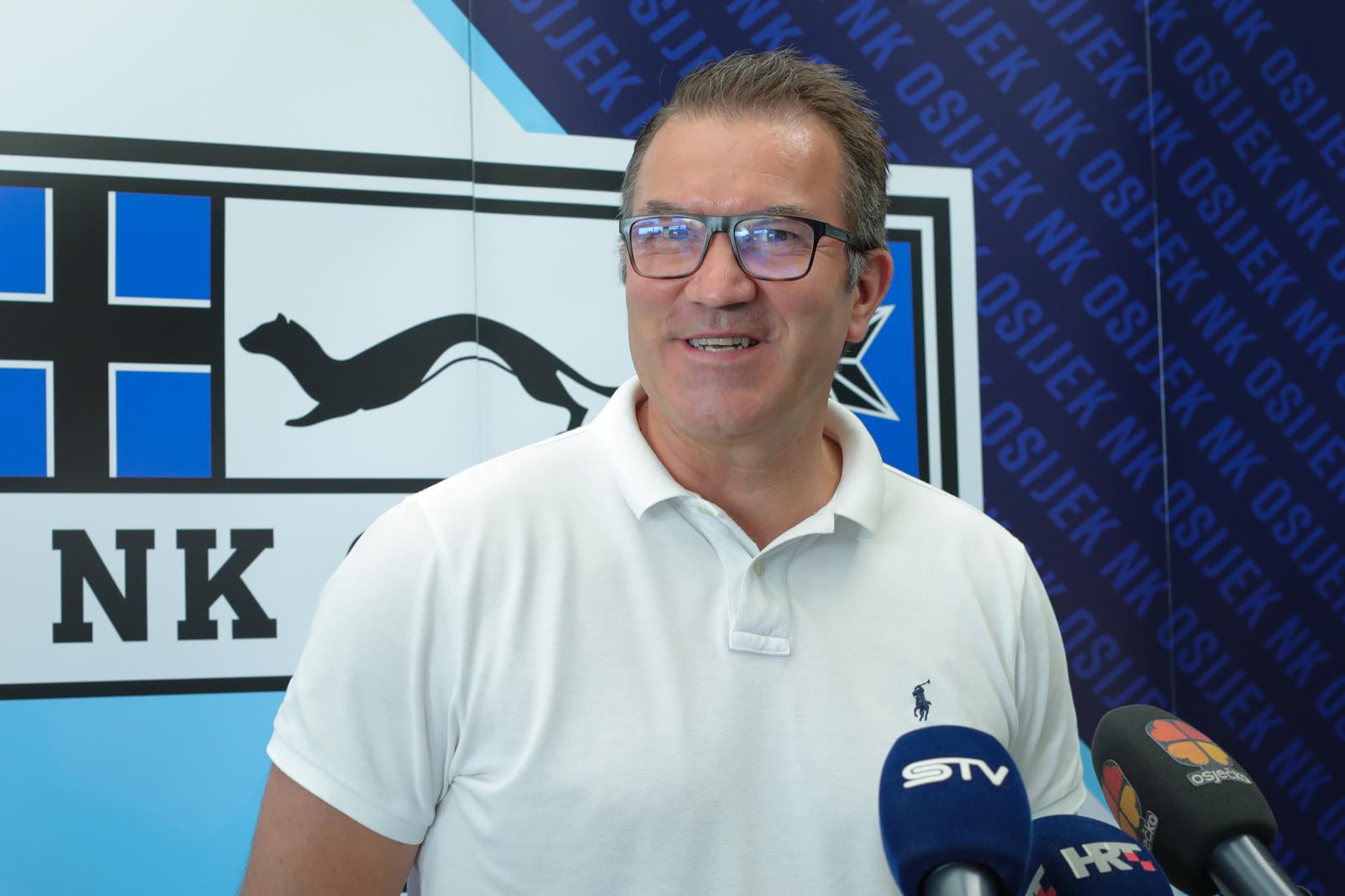 Nogometaši Osijeka započeli pripreme na novom stadionu Nogometaši Osijeka započeli pripreme na novom stadionu