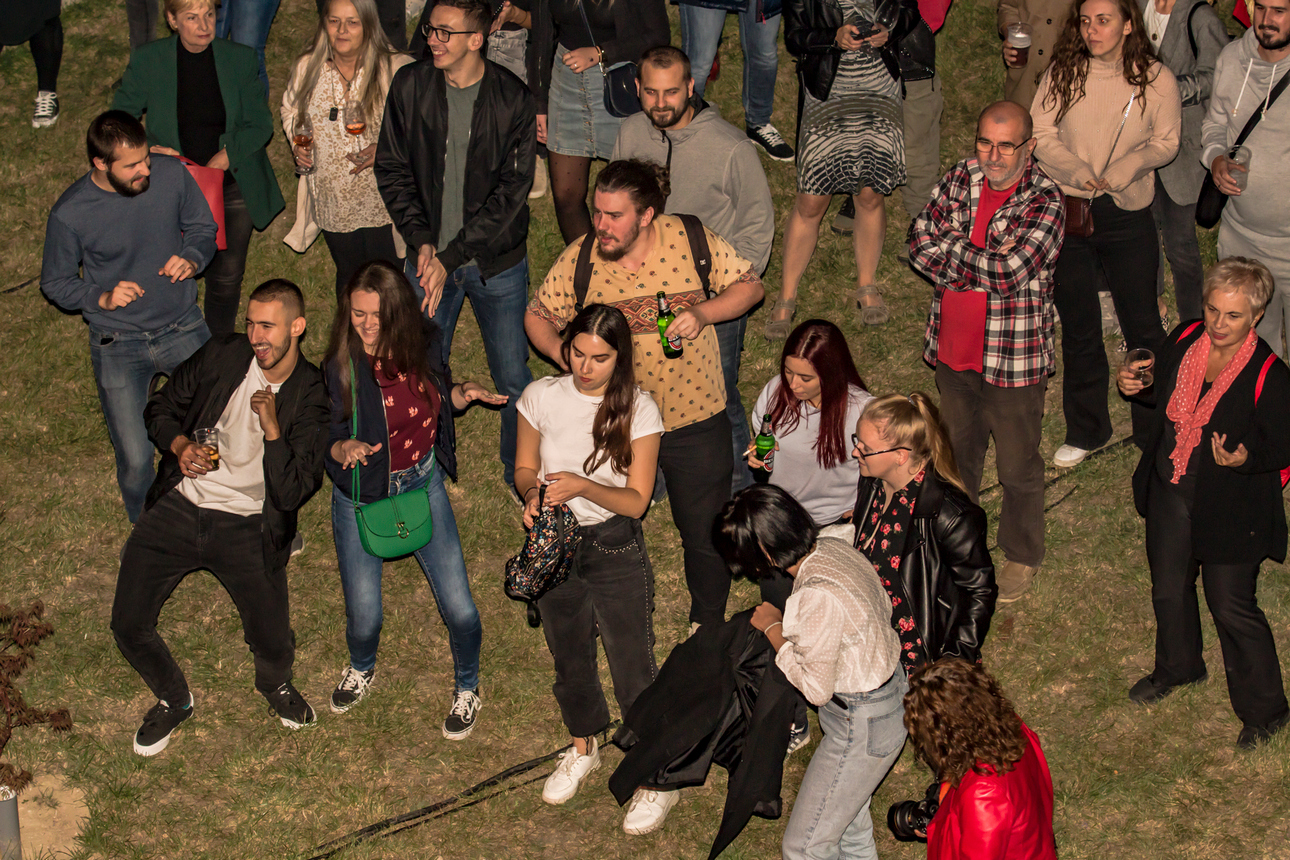 Osijek, 3.10.2020. – Jučer je u Osijeku počeo drugi HeadOnEast festival. Cijeal Tvrđa pretvorial se u šarenu festivalsku pozornicu s brojnim zanimljivim sadržajima. Kako je bilo prve večeri pogledajte u našoj velikoj fotogaleriji [HeadOnEast 2020.]
