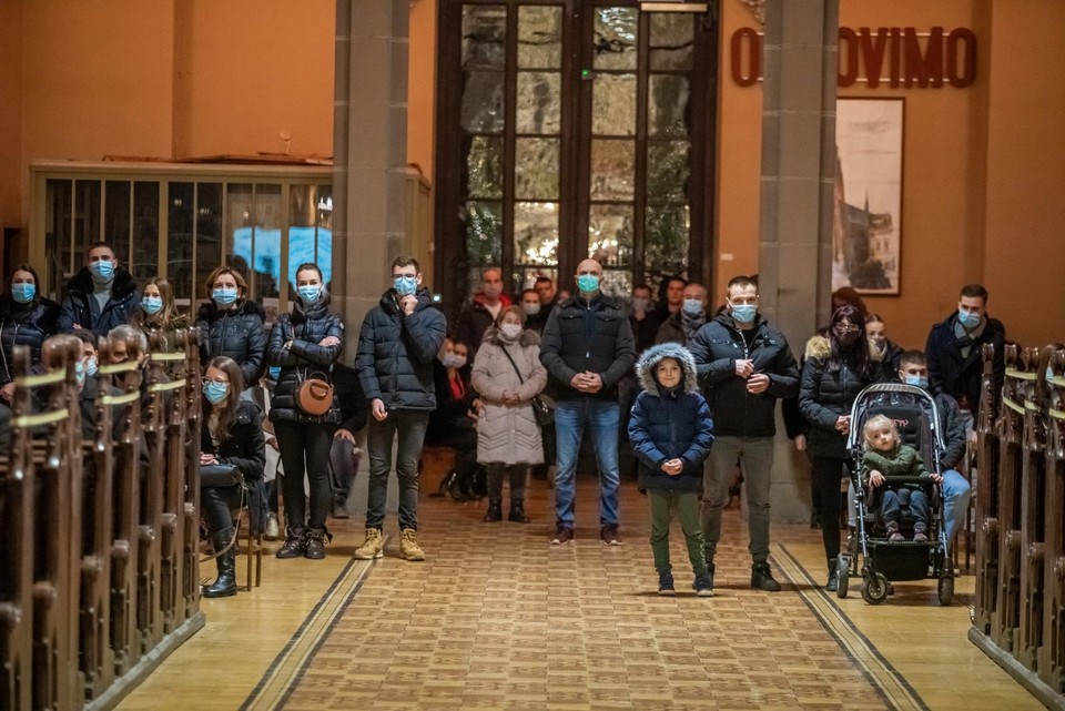 Polnoćka u osječkoj konkatedrali održana u 20 sati i uz ograničen broj vjernika