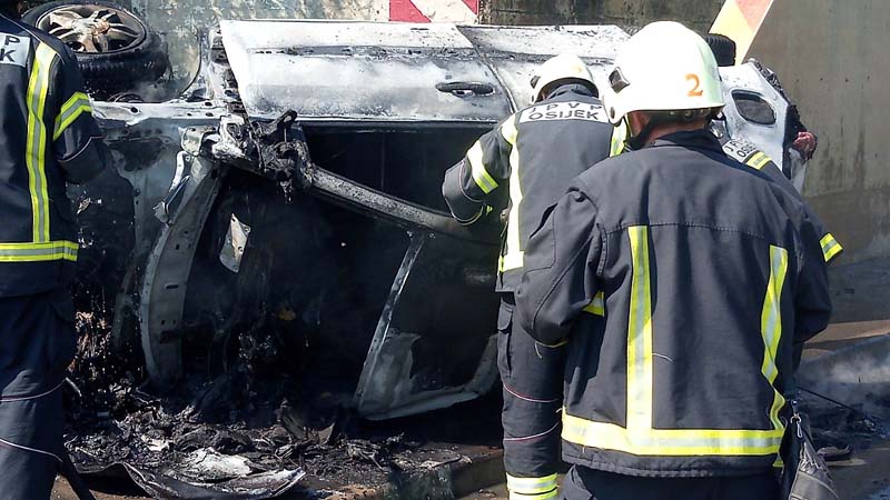 Vatrogasci gase požar automobila Vatrogasci gase požar automobila