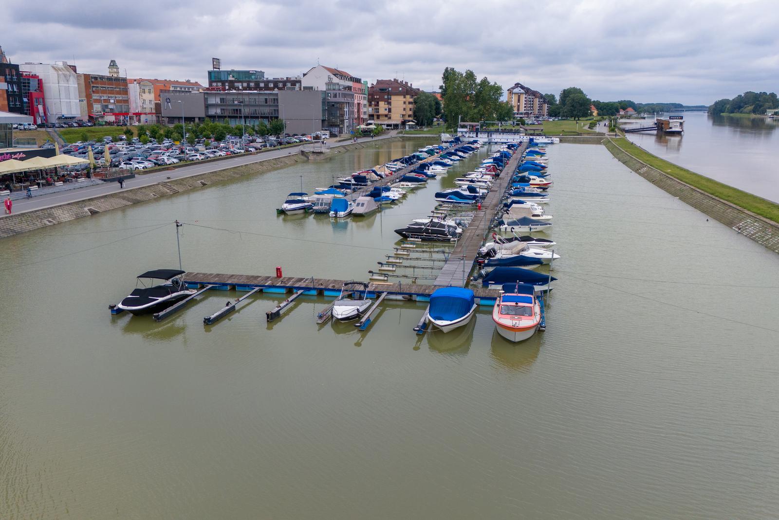 Pogled iz zraka na visoki vodostaj Drave u Osijeku, lipanj 2024.