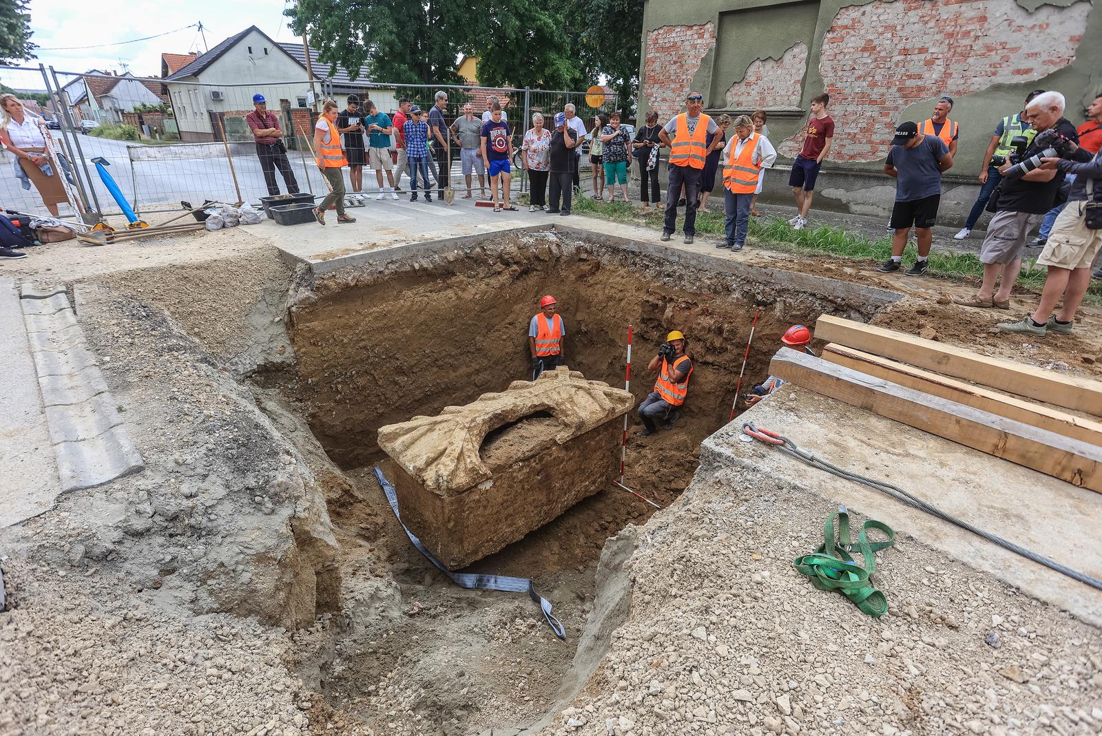 Iskopan rimski sarkofag pronađen u Vinkovcima