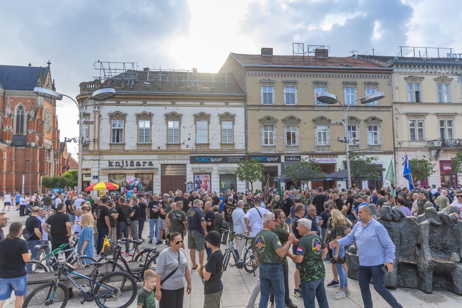 Svečanim mimohodom i bakljadom obilježen Dan osječkih banitelja Svečanim mimohodom i bakljadom obilježen Dan osječkih banitelja