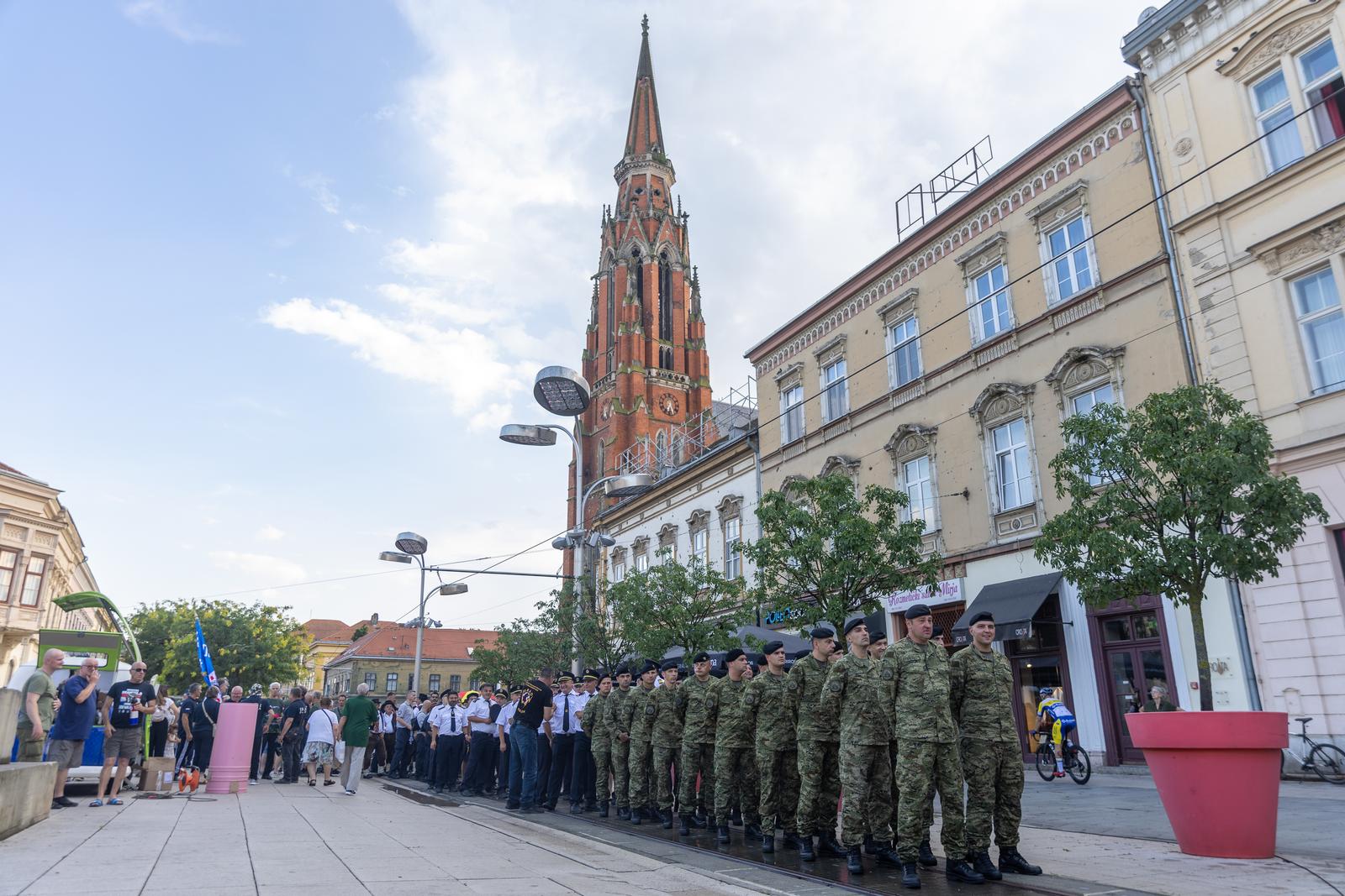 Svečanim mimohodom i bakljadom obilježen Dan osječkih banitelja Svečanim mimohodom i bakljadom obilježen Dan osječkih banitelja