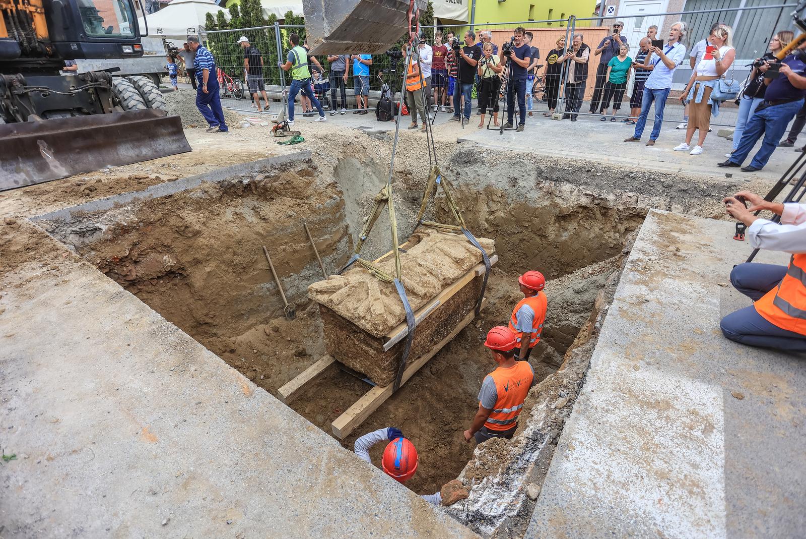 Iskopan rimski sarkofag pronađen u Vinkovcima