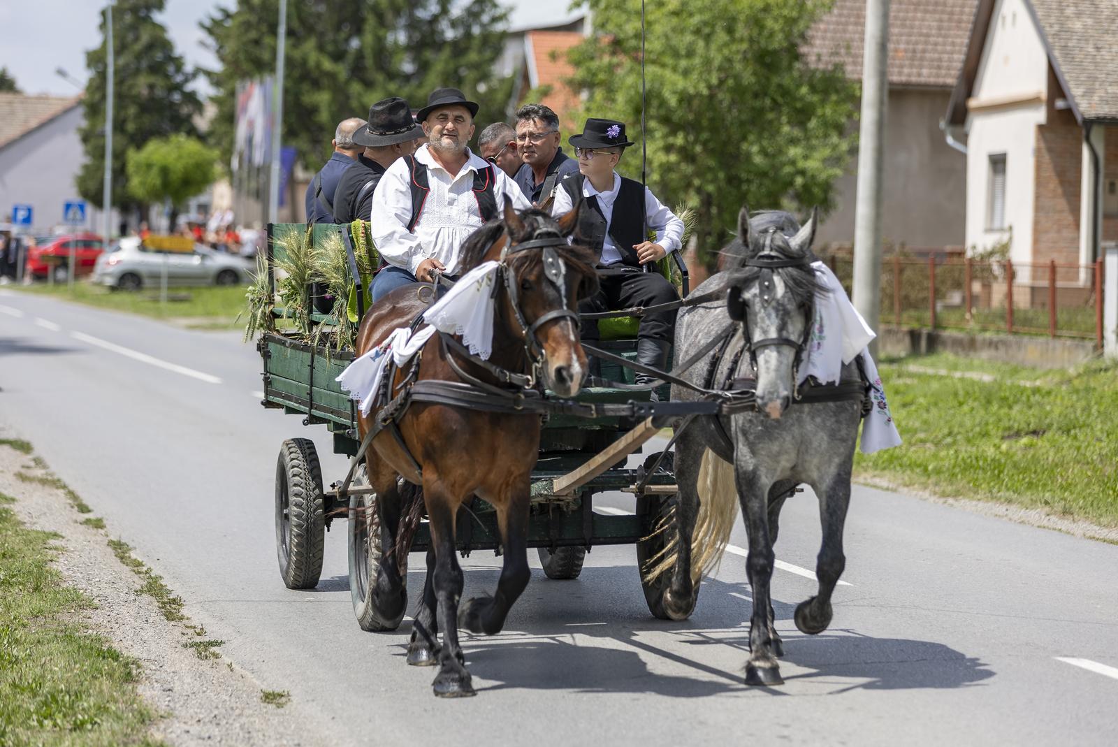 “Ulicama našeg sela” – svečana povorka zaprega i jahača u Jagodnjaku