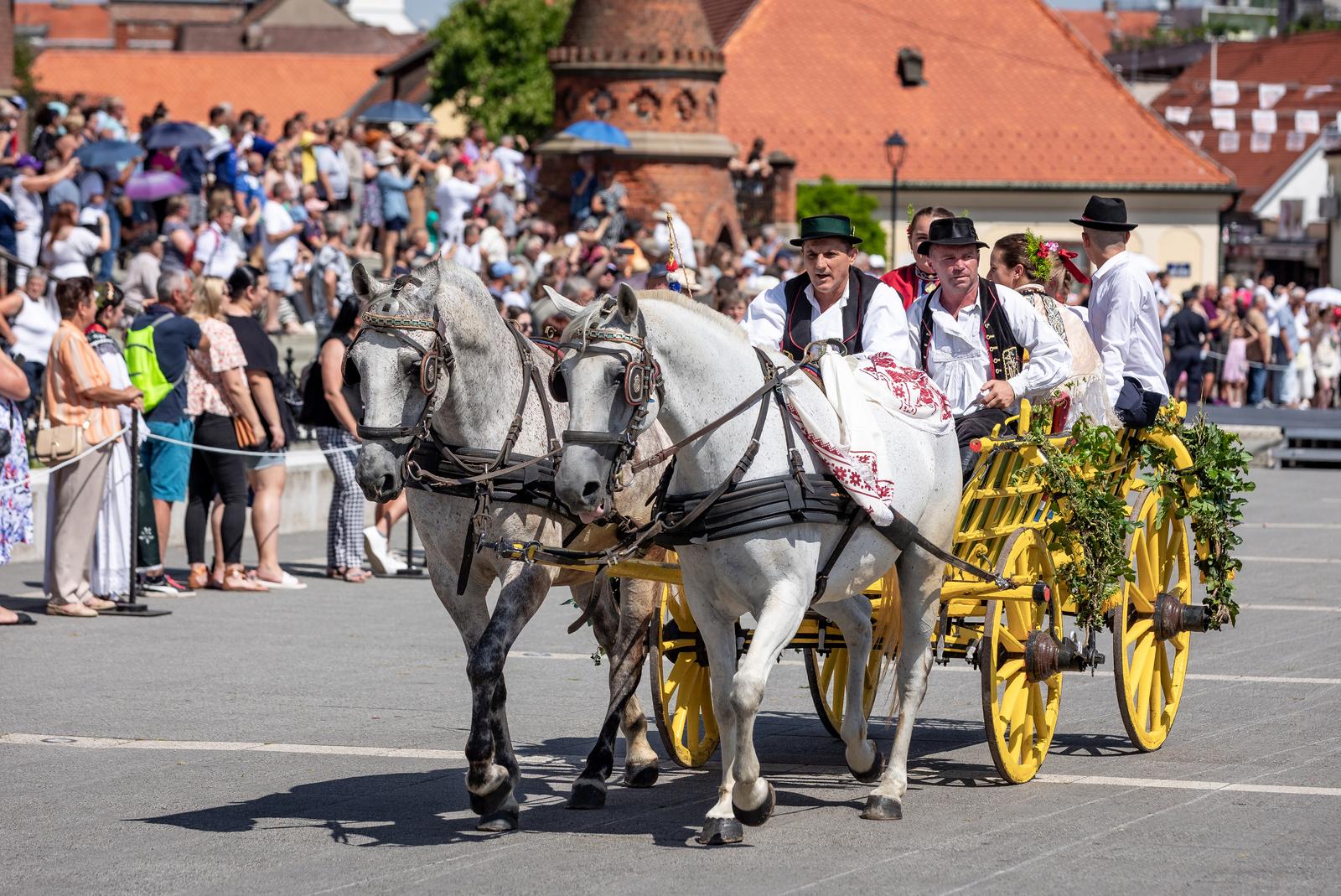 Veliki broj ljudi na svečanoj povorci 58. Đakovačkih vezova