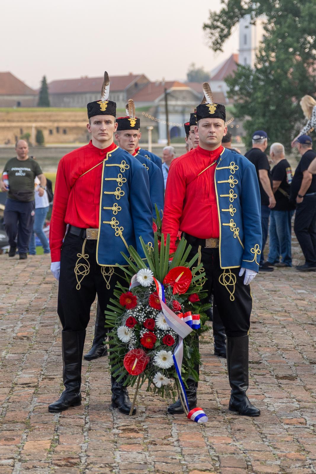 Svečanim mimohodom i bakljadom obilježen Dan osječkih banitelja Svečanim mimohodom i bakljadom obilježen Dan osječkih banitelja