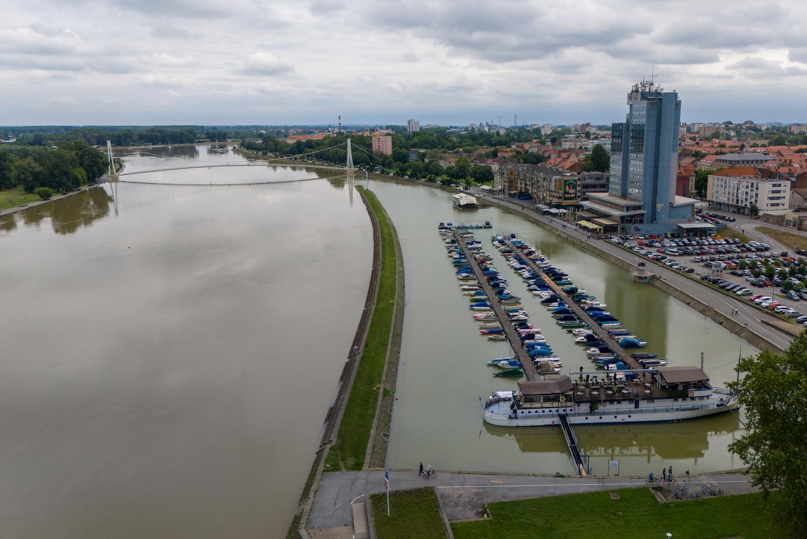 Pogled iz zraka na visoki vodostaj Drave u Osijeku, lipanj 2024.