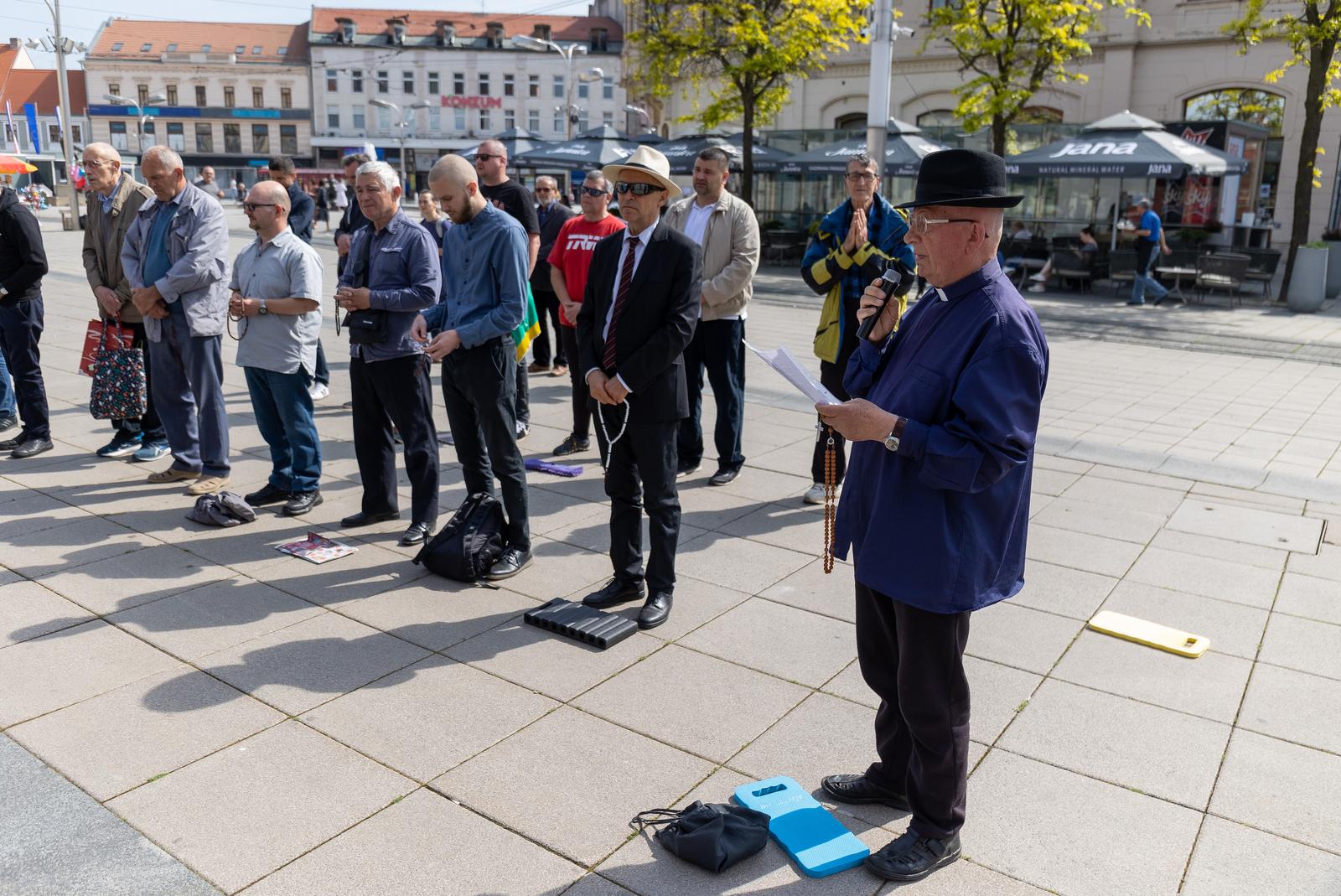 Molitelji ispred katedrale, svibanj 2023.