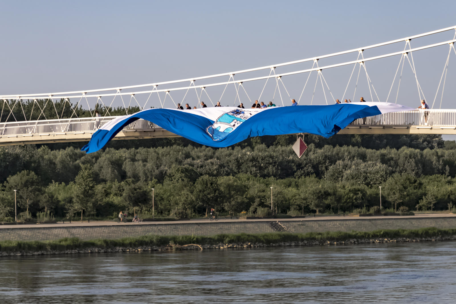 Zastava NK Osijek na mostu Zastava NK Osijek na mostu