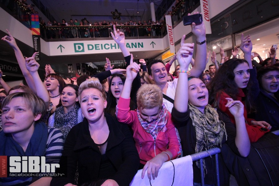 lana_i_colonia_Avenue_mall_38