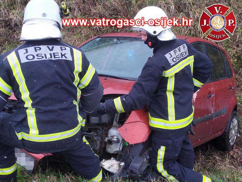 Automobil završio u kanalu kod toplane u Divaltovoj ulici, uzrok nesreće još uvijek nepoznat