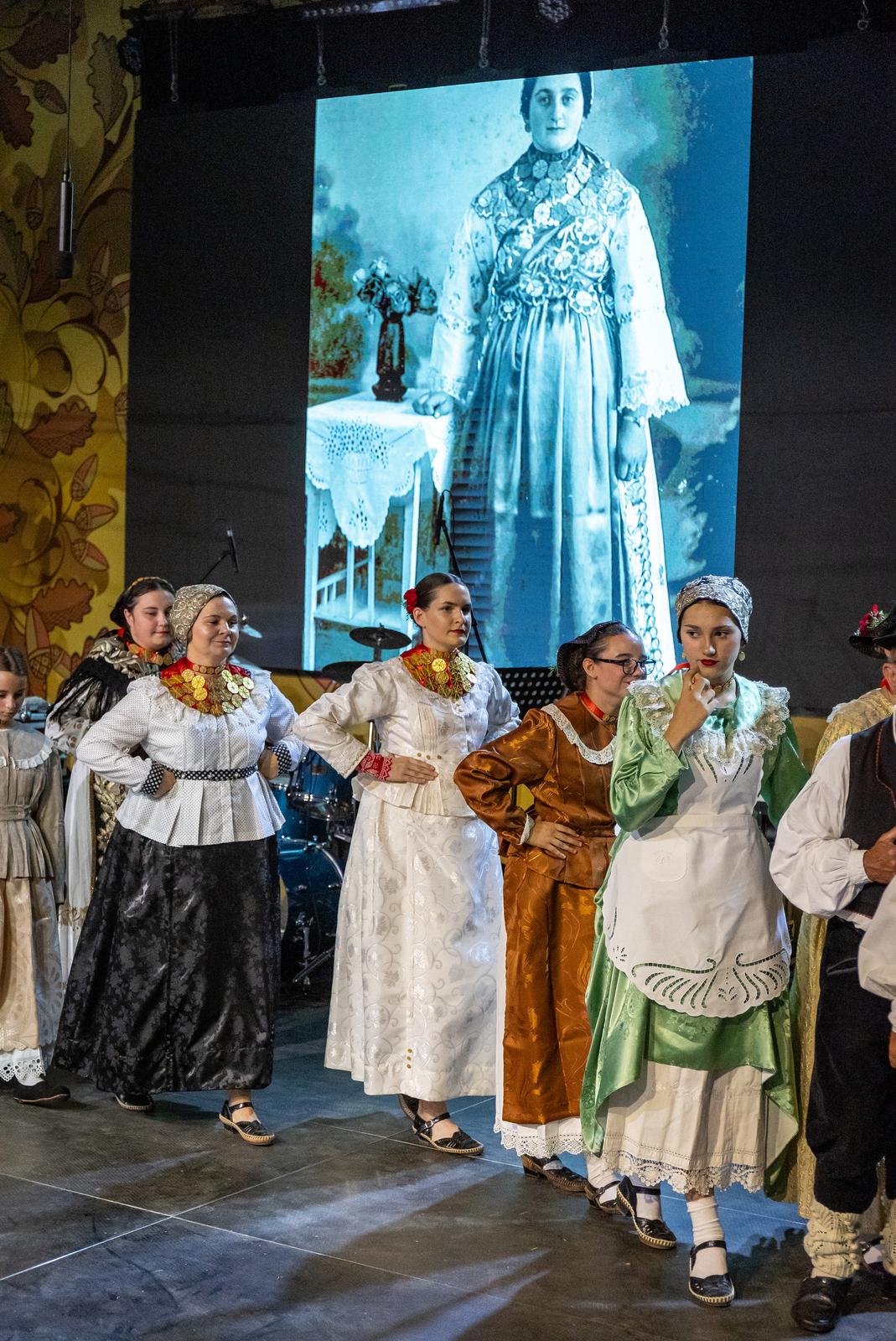 Folklornim večerima započele 58. Vinkovačke jeseni Folklornim večerima započele 58. Vinkovačke jeseni