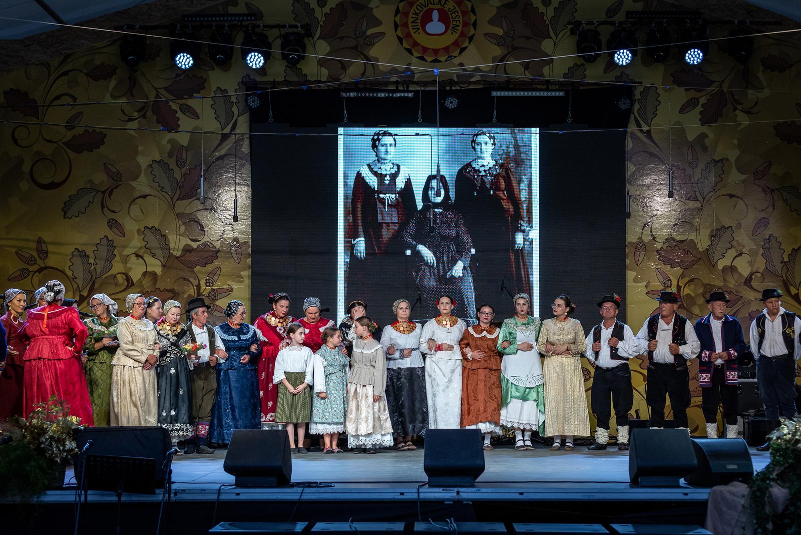 Folklornim večerima započele 58. Vinkovačke jeseni Folklornim večerima započele 58. Vinkovačke jeseni